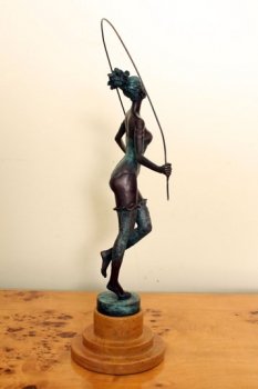 01679-Delightful-Bronze-Sculpture-Sexy-Woman-Playing-5