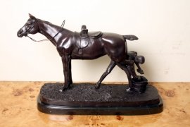 01820-Stunning-Bronze-Racehorse-&-Blacksmith-Sculpture-1