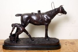 01820-Stunning-Bronze-Racehorse-&-Blacksmith-Sculpture-2