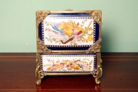 02071-Hand-Painted-Russian-Navy-Blue-Porcelain-Casket-4