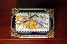 02071-Hand-Painted-Russian-Navy-Blue-Porcelain-Casket-7