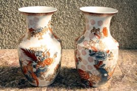 02092-Pair-Japanese-Imari-Hand-Painted-Porcelain-Vases-1