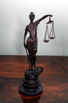 02378-Small-Stunning-Bronze-Lady-Justice-Statue-Judicia-1