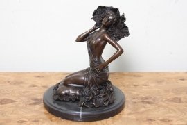 02457-Stunning-Bronze-Sculpture-of-Beautiful-Lady-Colinet-1