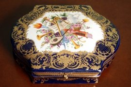 Beautiful-Russia-Hand-Painted-Porcelain---Ormolu-Casket-1