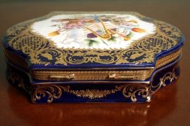 Beautiful-Russia-Hand-Painted-Porcelain---Ormolu-Casket-2