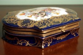 Beautiful-Russia-Hand-Painted-Porcelain---Ormolu-Casket-3