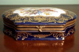Beautiful-Russia-Hand-Painted-Porcelain---Ormolu-Casket-4