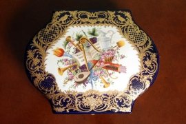 Beautiful-Russia-Hand-Painted-Porcelain---Ormolu-Casket-5