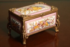 Beautiful Hand Painted Russian Pink Porcelain Casket | Ref. no. 01985 | Regent Antiques