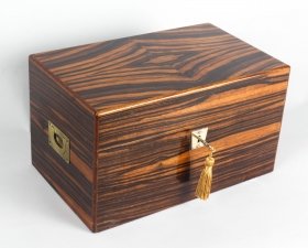 Vintage Walnut Cigar Humidor by Davidoff London 20th Century | Ref. no. 09109 | Regent Antiques