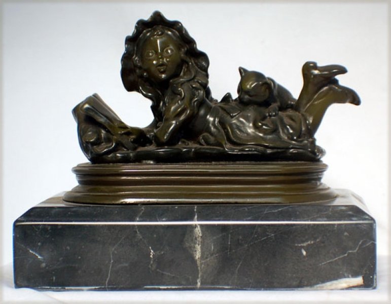 Bronze sculpture of reading girl with cat | Ref. no. 00524 | Regent Antiques