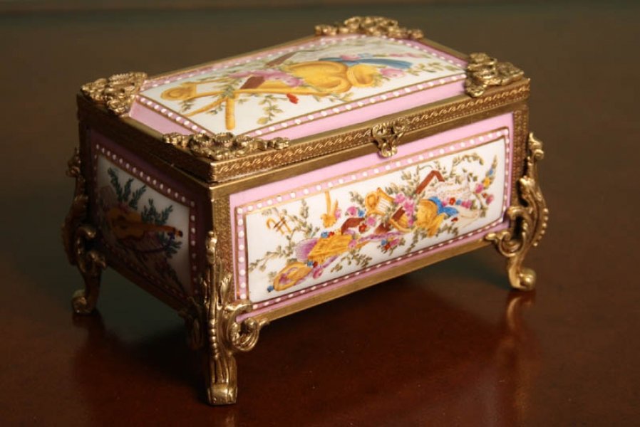 Beautiful Hand Painted Russian Pink Porcelain Casket | Ref. no. 01985 | Regent Antiques